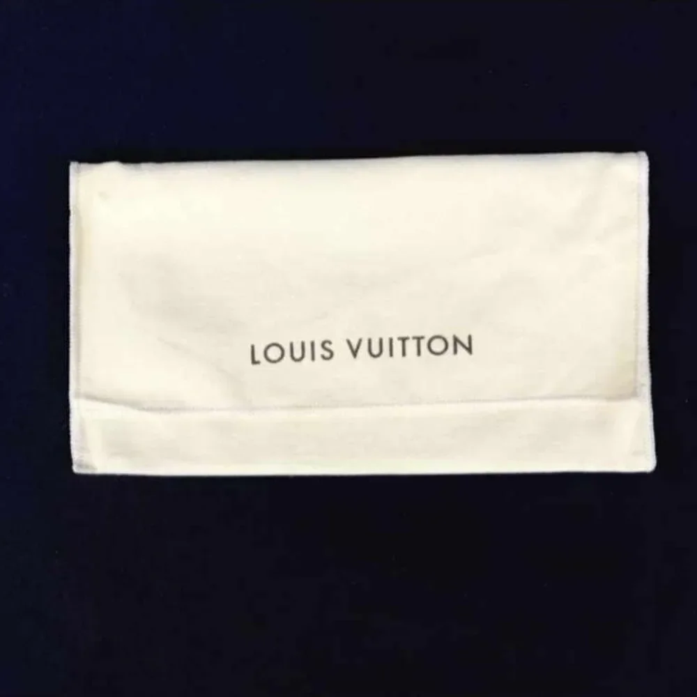 Authentic Louis Vuitton White Damier Wallet CAJ009.